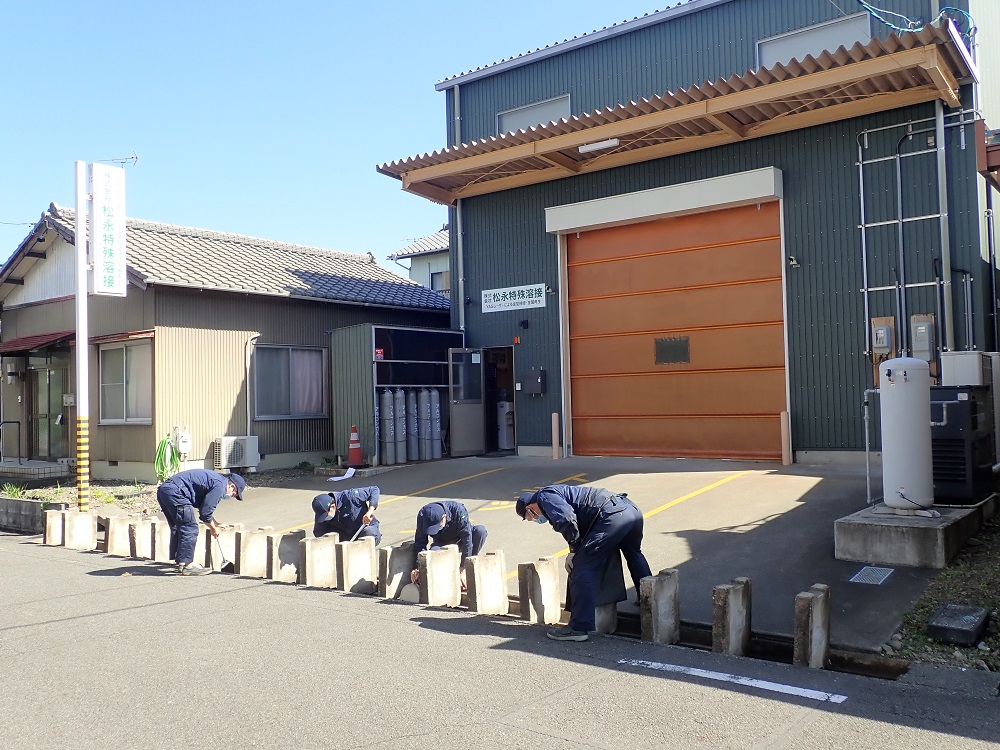 本社工場前清掃中