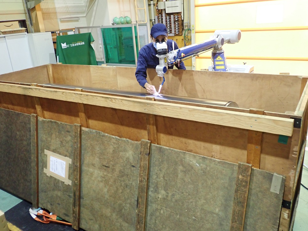 肉盛り溶接中 肉盛り溶接中